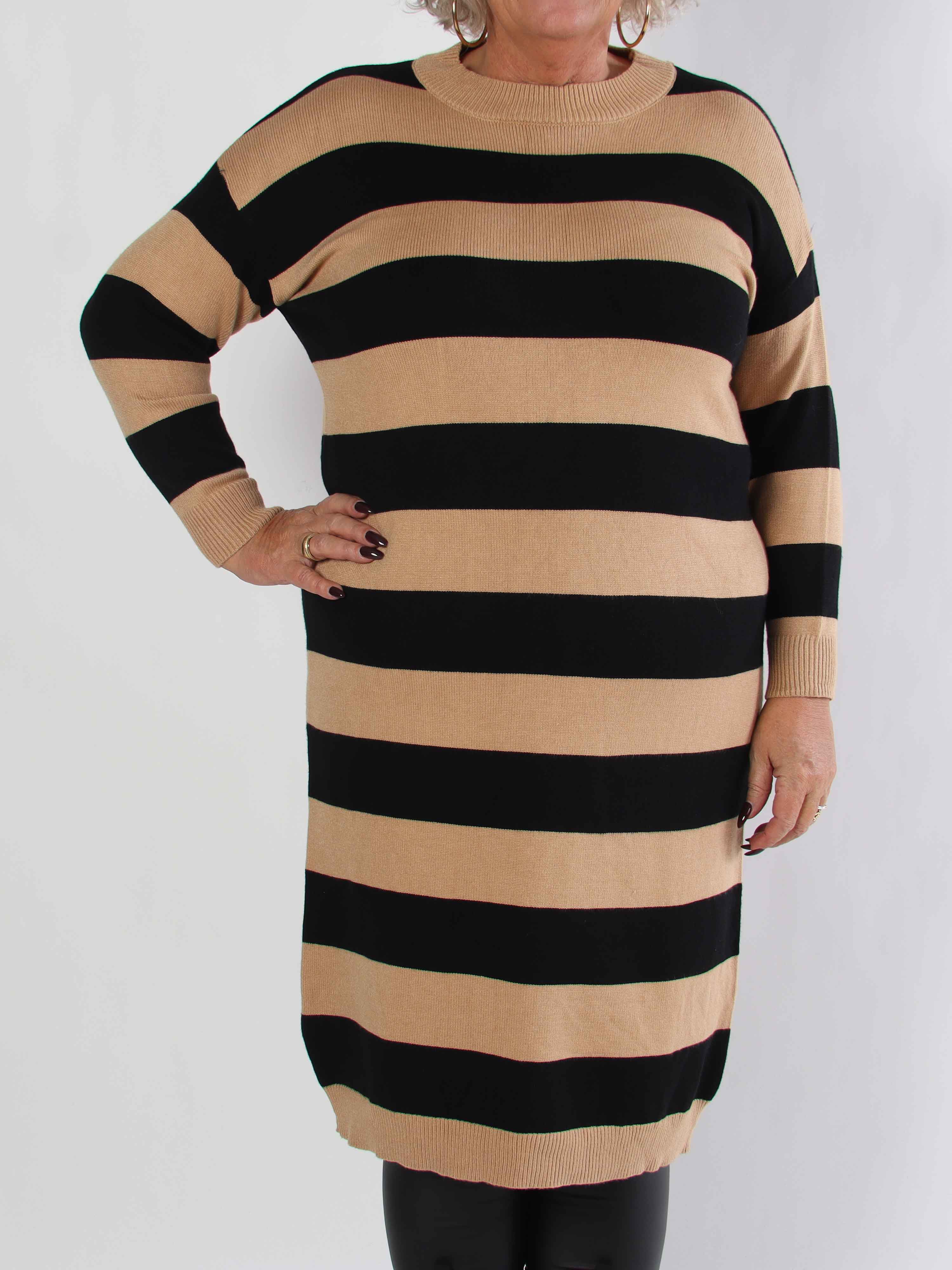 Alvilda - Lang blød plus size strikkjole med striber